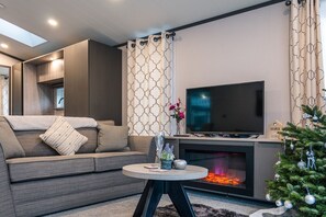 Een televisie en een open haard