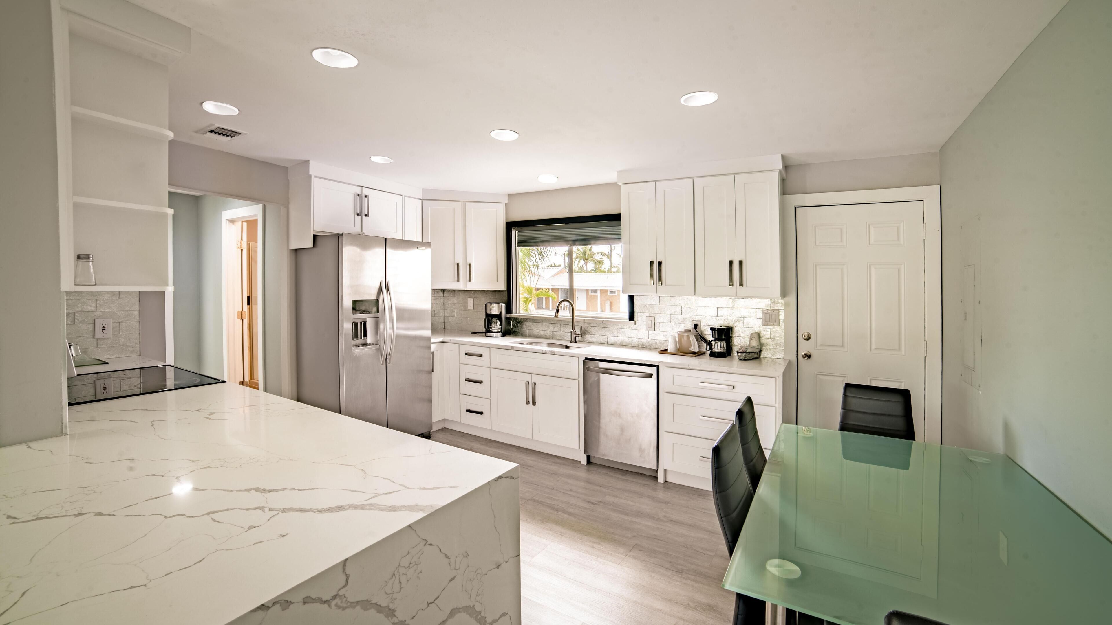 Refrigerador, microondas, cafetera y tetera y utensilios de cocina 