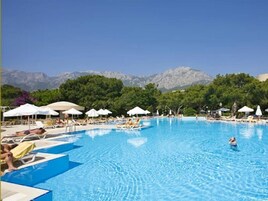 Una piscina techada, una piscina al aire libre