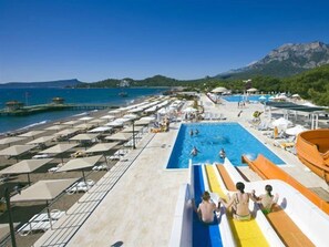 Una piscina cubierta, una piscina al aire libre