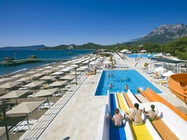Una piscina techada, una piscina al aire libre