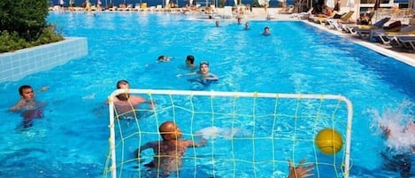 Una piscina techada, una piscina al aire libre