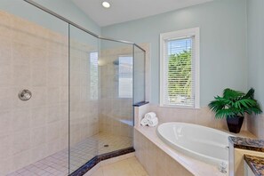 Baignoire, séchoir à cheveux, shampooing