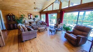 Televisión, chimenea y estéreo