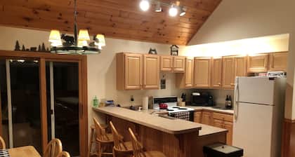Hideaway in the Great North Woods - direct access to snowmobile trails