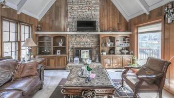 Een smart-tv, een open haard, een dvd-speler en boeken