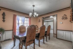 Dining - BBQ, Smart T.V. WiFi, Nearby Park, Gym, kids activities (Overland Park)
