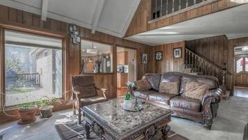 Een smart-tv, een open haard, een dvd-speler en boeken