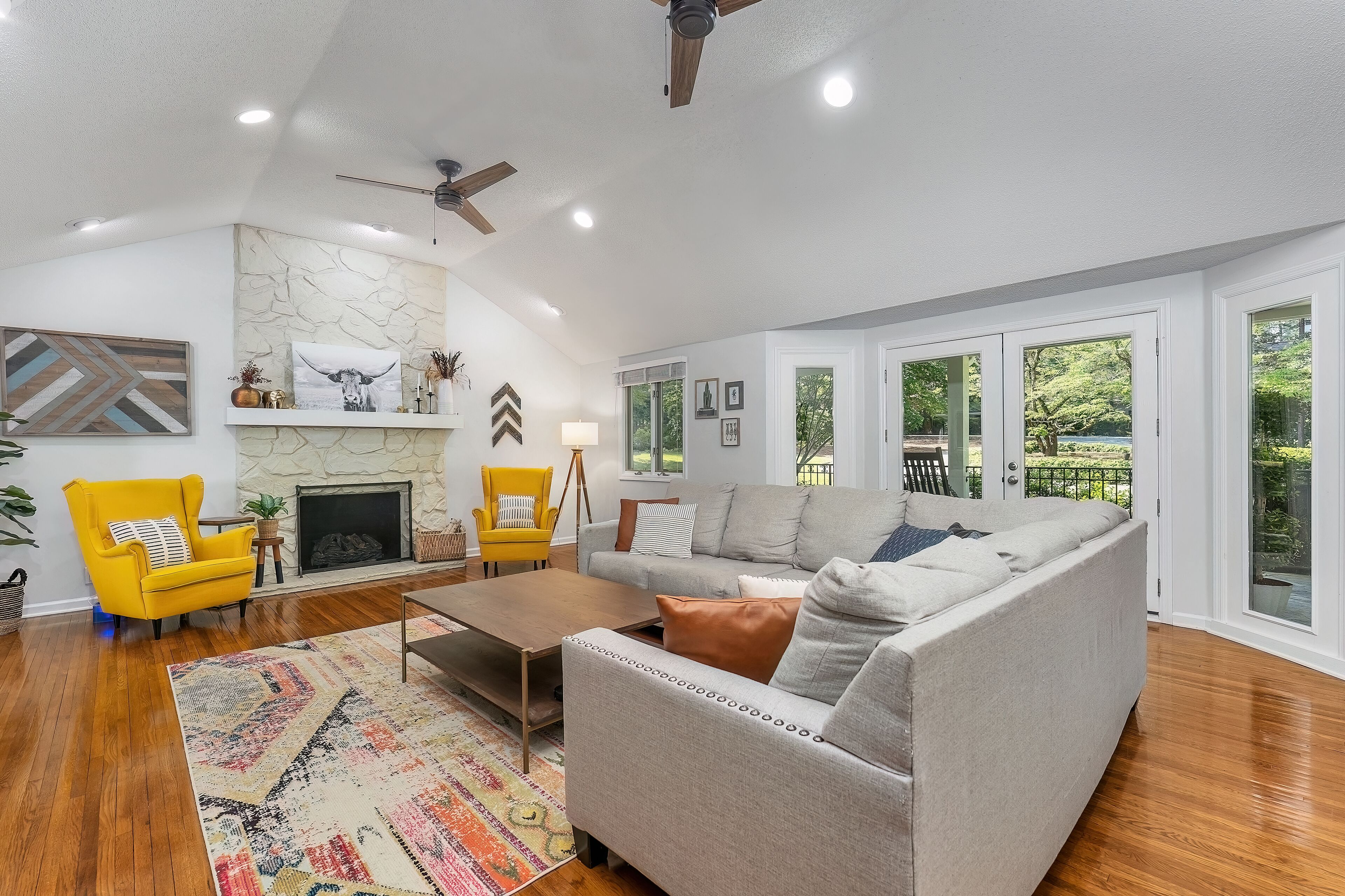 Smart-TV, DVD-Player, Bücher