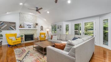 Smart-TV, DVD-Player, Bücher