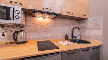 Apartment | Eigene Küche | Kühlschrank, Mikrowelle, Herdplatte, Wasserkocher