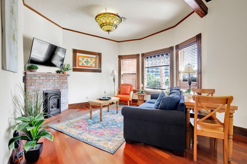 Downtown Victorian 2 Bedroom with Balcony!