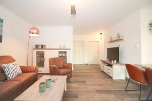 Fernseher, Kamin, Stereoanlage