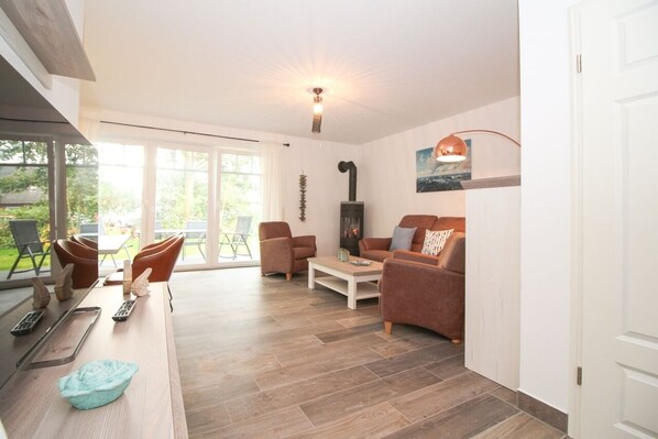 Fernseher, Kamin, Stereoanlage