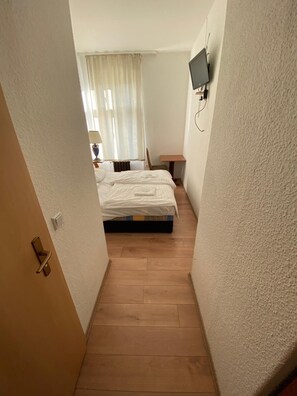 Economy-Doppel- oder -Zweibettzimmer | Schreibtisch, laptopgeeigneter Arbeitsplatz, kostenloses WLAN