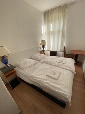 Economy-Doppel- oder -Zweibettzimmer | Schreibtisch, laptopgeeigneter Arbeitsplatz, kostenloses WLAN