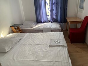 Economy-Dreibettzimmer | Schreibtisch, laptopgeeigneter Arbeitsplatz, kostenloses WLAN