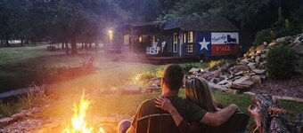 Charming cozy cabin! Stocked pond, firepit, outdoor games!