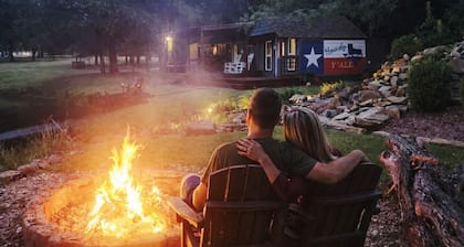 Charming cozy cabin! Stocked pond, firepit, outdoor games!