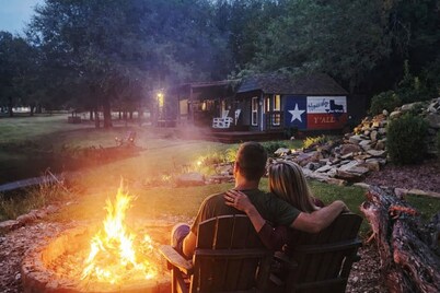 Charming cozy cabin! Stocked pond, firepit, outdoor games!