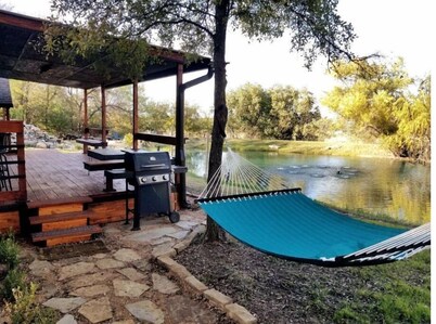 Charming cozy cabin! Stocked pond, firepit, outdoor games!