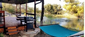 Charming cozy cabin! Stocked pond, firepit, outdoor games!