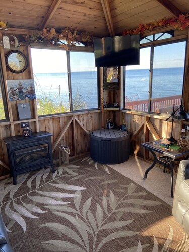 A carriage and cabana right on Lake Ontario waterfront