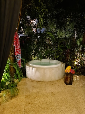 Outdoor spa tub - Amazing New Condo in Tulum with private Jacuzzi (Q.R.)