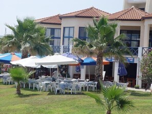 Outdoor dining - Myroandrou Beach Hotel (Paralimni)