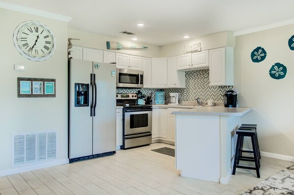 Fridge, microwave, oven, stovetop - 7A, Sun Sand & Solitude (Destin)