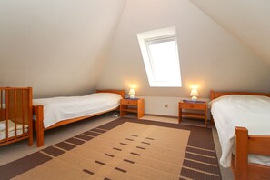 2 bedrooms, WiFi - Gemütliche Obergeschosswohnung in Strandnähe für 4 Personen + Baby (Norden)