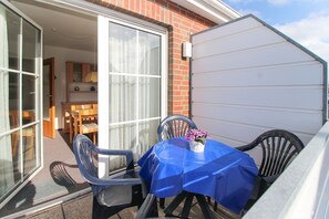 Outdoor dining - Gemütliche Obergeschosswohnung in Strandnähe für 4 Personen + Baby (Norden)