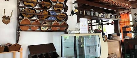 Petit déjeuner buffet (7 EUR par personne)