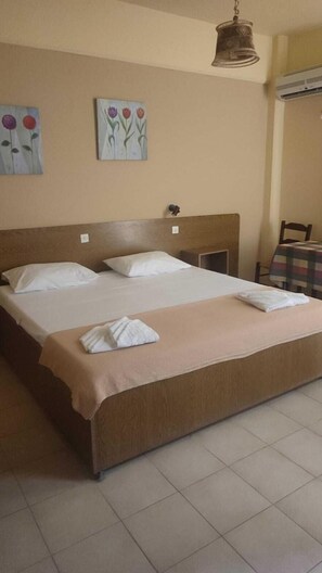 In-room safe, laptop workspace, blackout drapes, free WiFi - Liros Pension (Rhodes)