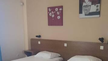 Zimmersafe, laptopgeeigneter Arbeitsplatz, Verdunkelungsvorhänge