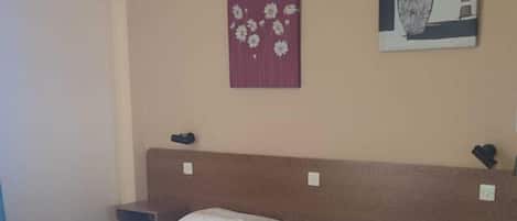 Caixa forta a l'habitació i espai de treball apte per a portàtils