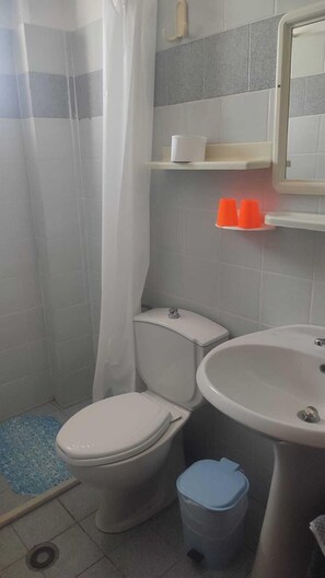 Shower, hair dryer, soap, shampoo - Liros Pension (Rhodes)