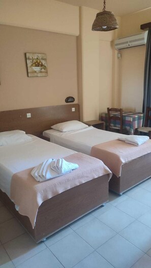 In-room safe, laptop workspace, blackout drapes, free WiFi - Liros Pension (Rhodes)