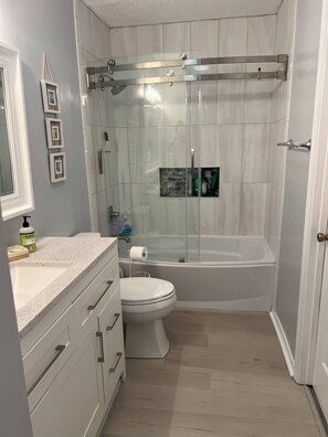 Shower, hair dryer, shampoo - 8F, Isle Be Back (Destin)
