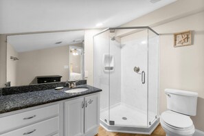 Douche, séchoir à cheveux, shampooing