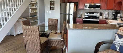 Réfrigérateur, four à micro-ondes, un four, surface de cuisson