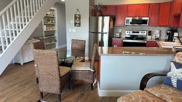 KĂŒhlschrank, Mikrowelle, Ofen, Herdplatte