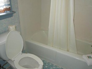 Bathroom - Capt. John Smith Inn (Williamsburg)