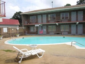 Outdoor pool - Capt. John Smith Inn (Williamsburg)