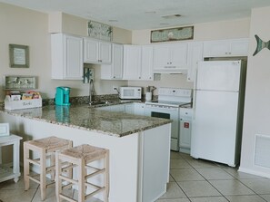 Fridge, microwave, oven, stovetop - 9B, Hook, Line & Sunshine (Destin)