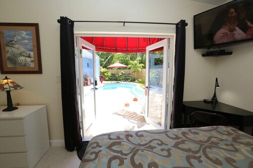 Fantasy Island Inn - Poolside Queen Room 3