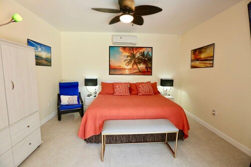 Fantasy Island Inn - Poolside King Room 1