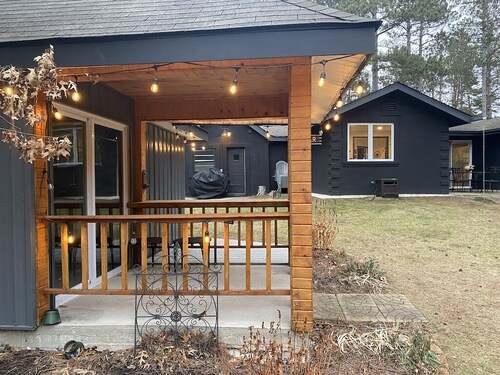 Dells Secret Cottage - Huge Private Yard, Minutes to downtown Wisconsin Dells