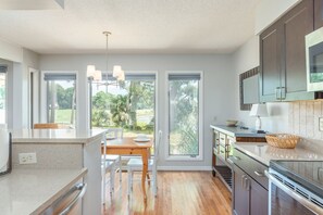 Appart'hôtel | Cuisine privée | Réfrigérateur, micro-ondes, plaque de cuisson, lave-vaisselle