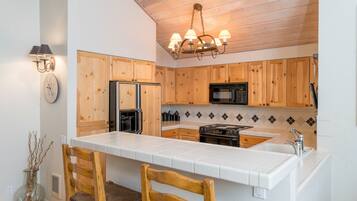 Sunburst - 2754 | Private kitchen | Fridge, microwave, stovetop, dishwasher